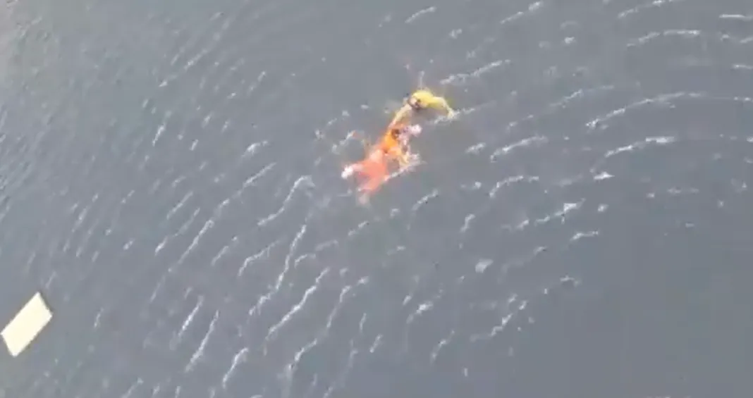 Pescador é resgatado após naufrágio