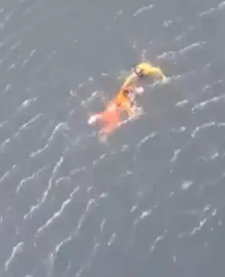 Pescador é resgatado após naufrágio