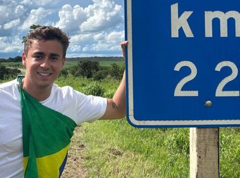Nikolas Ferreira posa para foto durante marcha até Brasília