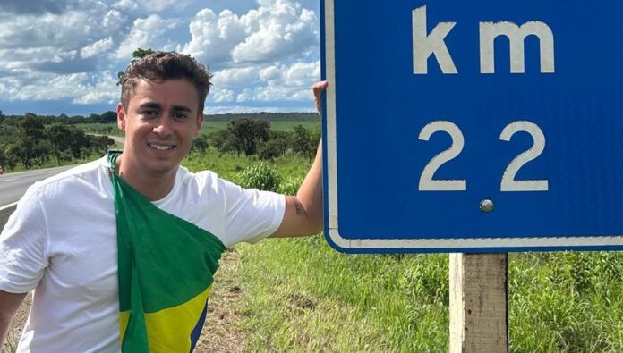 Nikolas Ferreira posa para foto durante marcha até Brasília