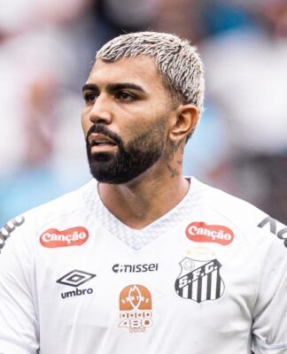 Gabigol com o uniforme branco do Santos em Itaquera