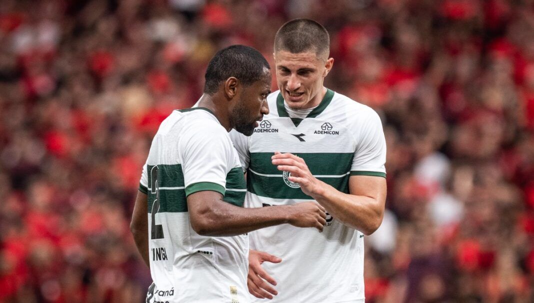 Jogadores do Coritiba conversando