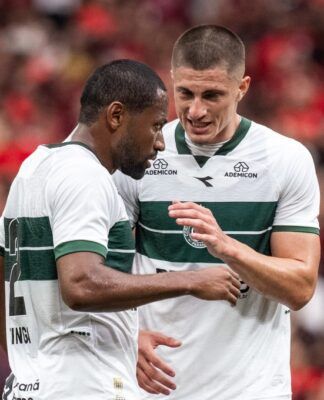 Jogadores do Coritiba conversando