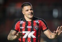 Renato Kayser com a camisa do Vitória