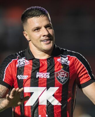 Renato Kayser com a camisa do Vitória