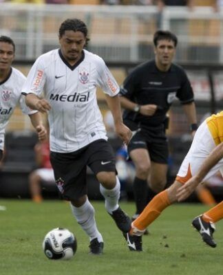 Perdigão em ação contra o Vila Nova, na Série B de 2008 (Foto: Agência Corinthians)