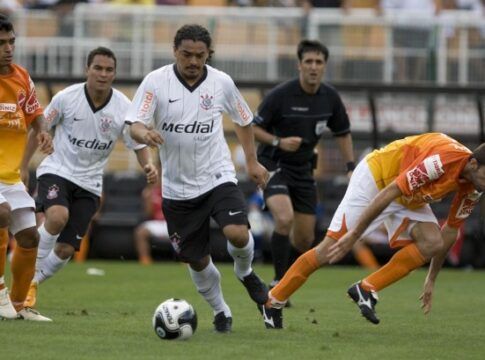 Perdigão em ação contra o Vila Nova, na Série B de 2008 (Foto: Agência Corinthians)