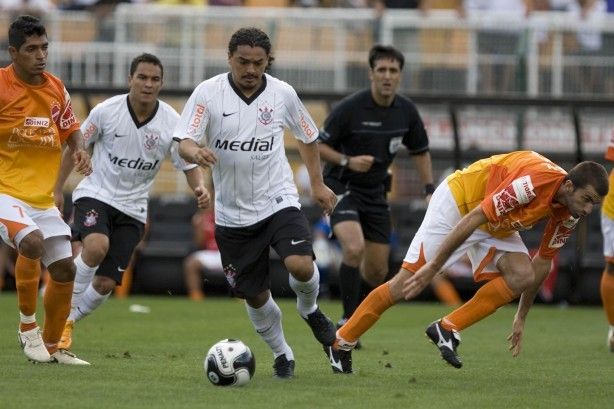 Perdigão em ação contra o Vila Nova, na Série B de 2008 (Foto: Agência Corinthians)