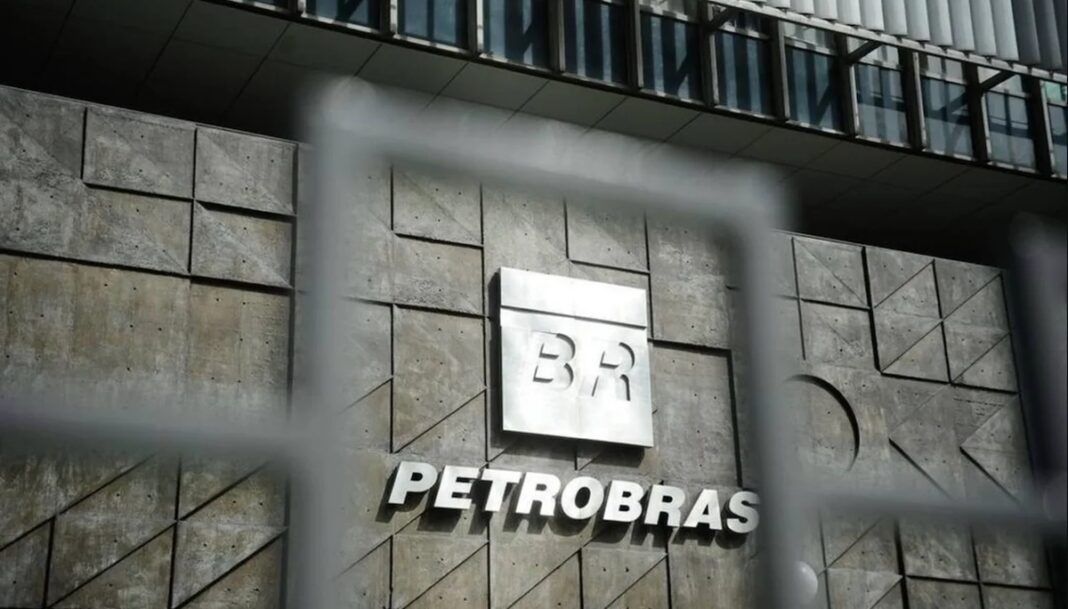 Sede da Petrobras, com o logo na parede