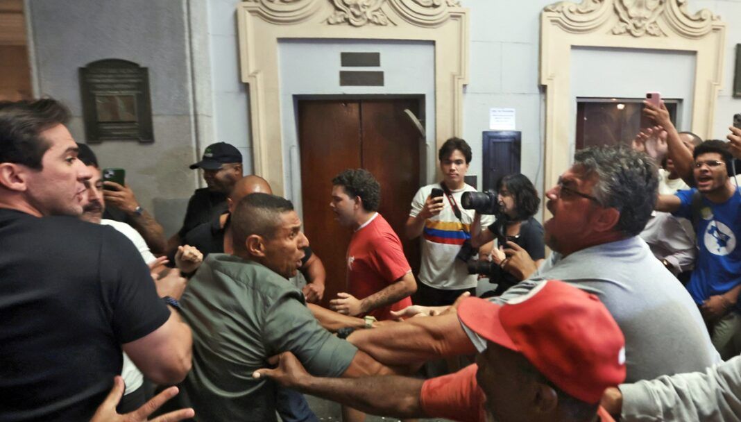 Confronto entre esquerdistas e direitistas durante ato em memória ao 8 de janeiro, realizado no Salão Nobre da Faculdade do Largo do São Francisco