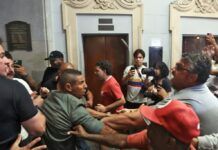Confronto entre esquerdistas e direitistas durante ato em memória ao 8 de janeiro, realizado no Salão Nobre da Faculdade do Largo do São Francisco