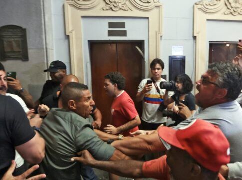 Confronto entre esquerdistas e direitistas durante ato em memória ao 8 de janeiro, realizado no Salão Nobre da Faculdade do Largo do São Francisco