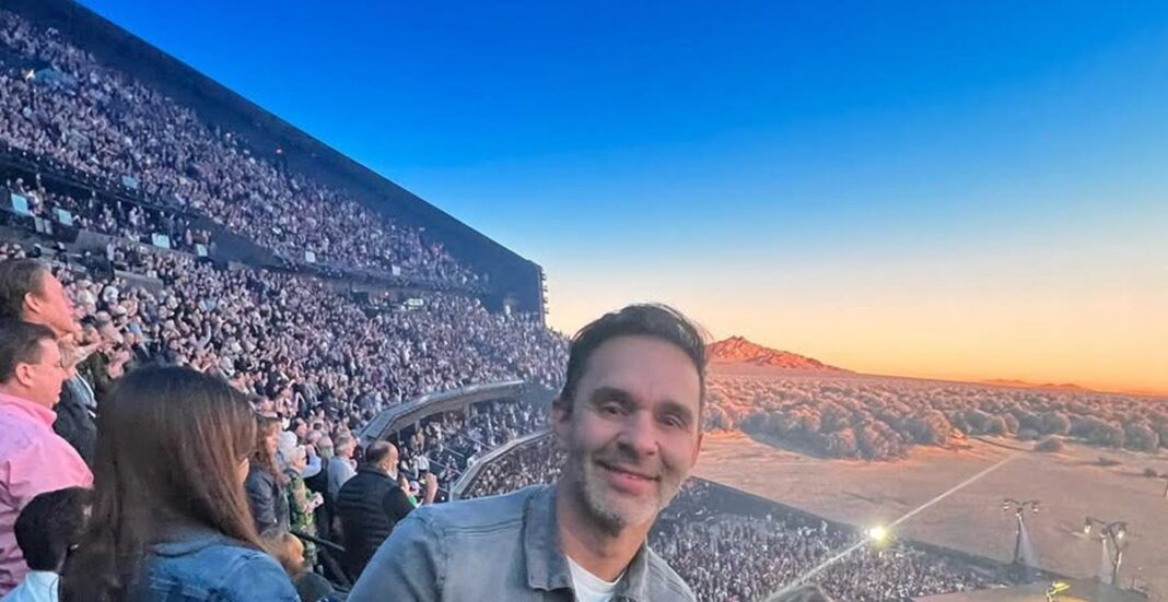 Antônio Pizzonia, ex-piloto brasileiro de Fórmula 1, em uma arena esportiva em Las Vegas