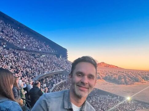 Antônio Pizzonia, ex-piloto brasileiro de Fórmula 1, em uma arena esportiva em Las Vegas