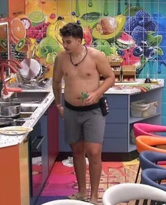 O participante Pedro de bermuda e sem camisa na casa do BBB 26