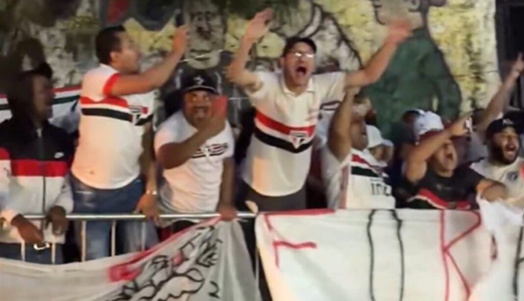 Protesto da torcida do São Paulo nos arredores do Morumbis