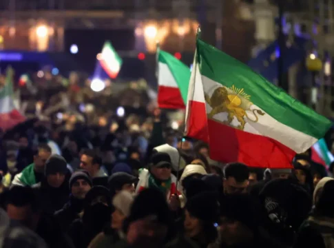 Protestos na França contra o governo do Irã