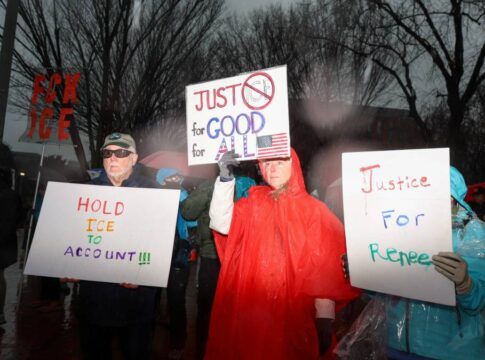 Manifestantes protestam contra o ICE (Immigration and Customs Enforcement) após morte de mulher