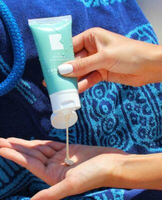 Pessoa aplicando protetor solar