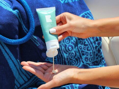 Pessoa aplicando protetor solar