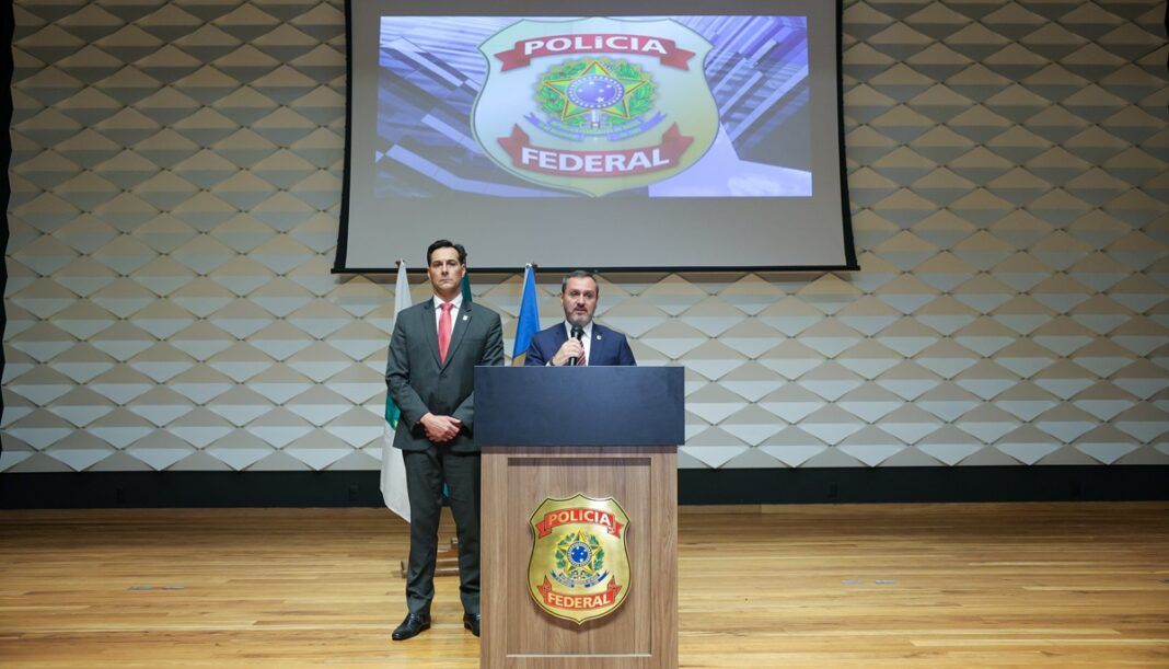 O diretor geral da Polícia Federal, Andrei Rodrigues, acompanhado do chefe do escritório da Interpol no Brasil, delegado Fabio Mertens, durante coletiva sobre prisão de brasileiro integrante de facção criminosa em Santa Cruz de la Sierra, na Bolívia