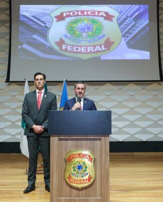 O diretor geral da Polícia Federal, Andrei Rodrigues, acompanhado do chefe do escritório da Interpol no Brasil, delegado Fabio Mertens, durante coletiva sobre prisão de brasileiro integrante de facção criminosa em Santa Cruz de la Sierra, na Bolívia