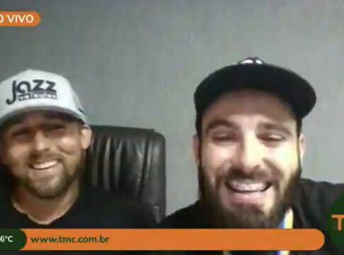 Raoni Medeiros (à dir) conta sobre episódio com Anitta ao lado do chefe Vitor Dantas