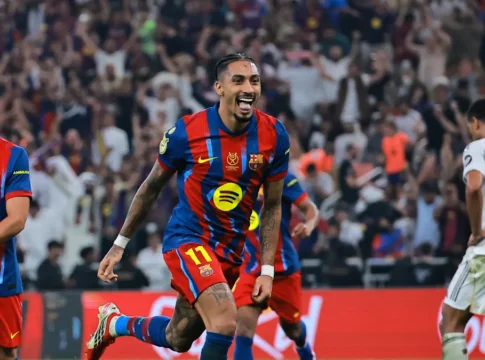 Raphinha, do Barcelona, comemora gol marcado contra o Real Madrid na final da Supercopa da Espanha