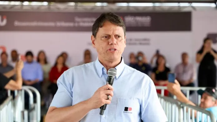 Tarcísio rebate críticas sobre relação com Bolsonaro e diz que decisão é “gratidão”