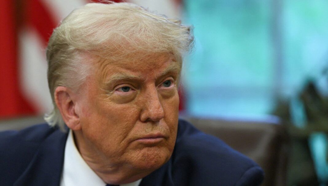 O presidente dos Estados Unidos, Donald Trump, observa enquanto assina decretos e proclamações no Salão Oval da Casa Branca