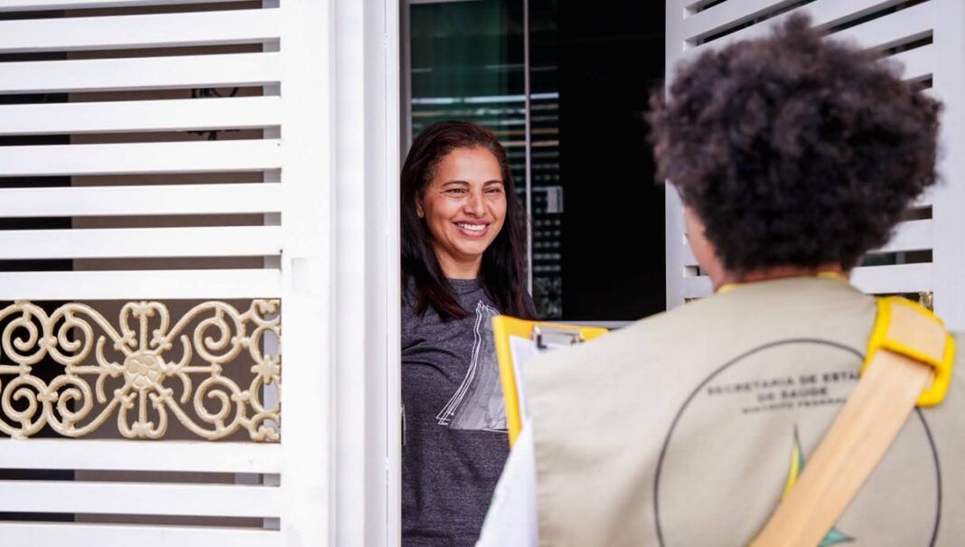 Agente da Vigilância de Saúde visita casa em Brasília