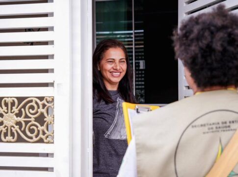 Agente da Vigilância de Saúde visita casa em Brasília
