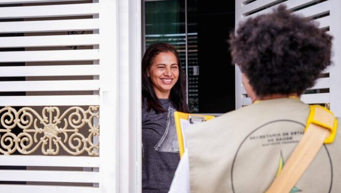 Agente da Vigilância de Saúde visita casa em Brasília