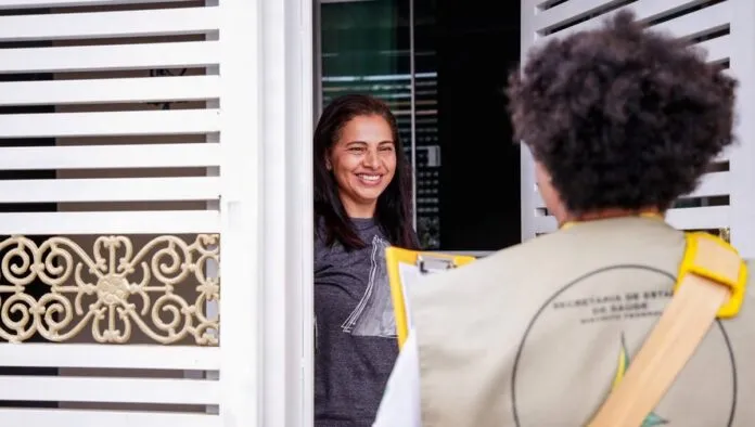 Agente da Vigilância de Saúde visita casa em Brasília