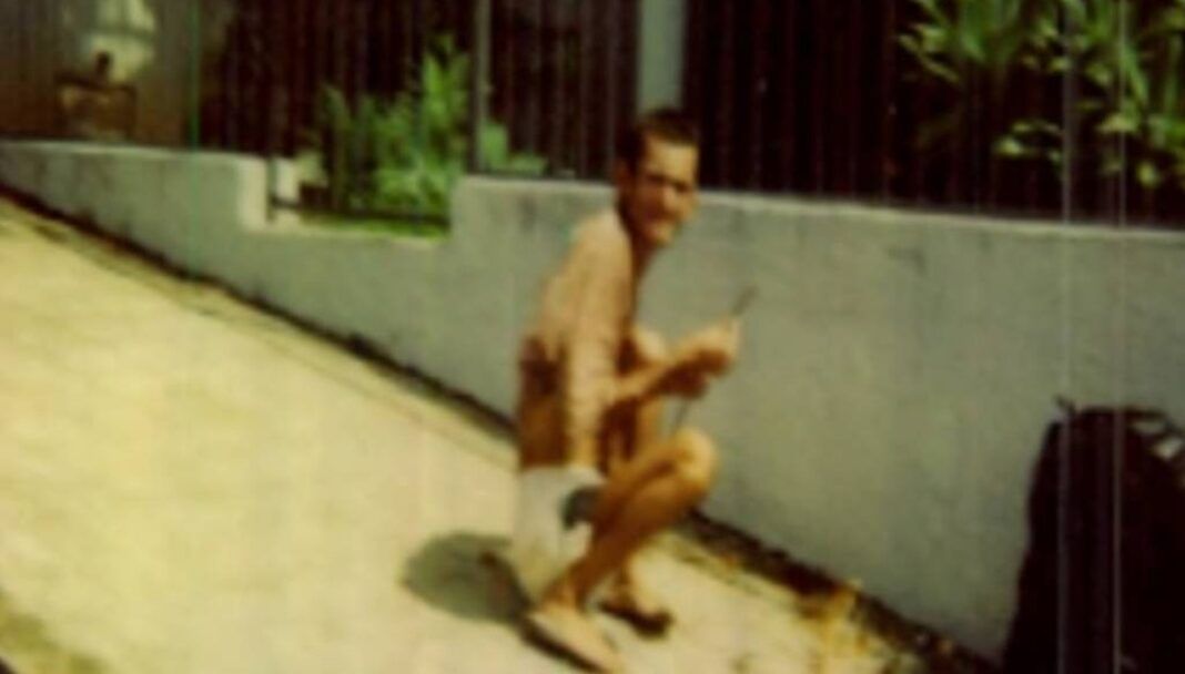 Foto arquivada pelo STM mostra homem de cócoras que teria sido confundido com ET