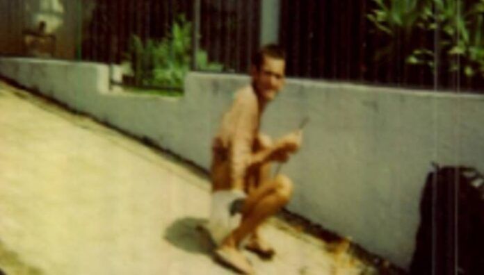 Foto arquivada pelo STM mostra homem de cócoras que teria sido confundido com ET