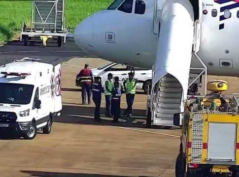 Avião estacionado em aeroporto