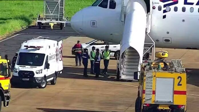 Avião estacionado em aeroporto