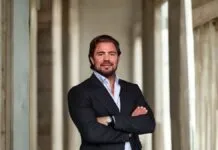 Daniel Vorcaro, fundador do Banco Master, aparece de braços cruzados