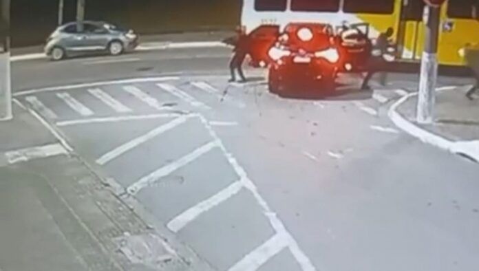 Bandidos saem do carro antes de atirarem em Ruy Ferraz Fontes