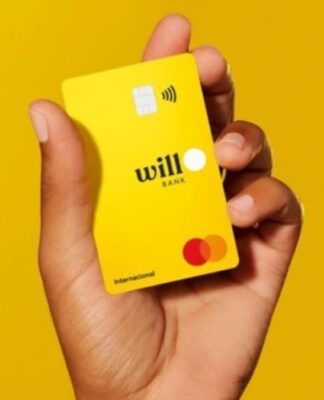 Mão segurando cartão do Will Bank