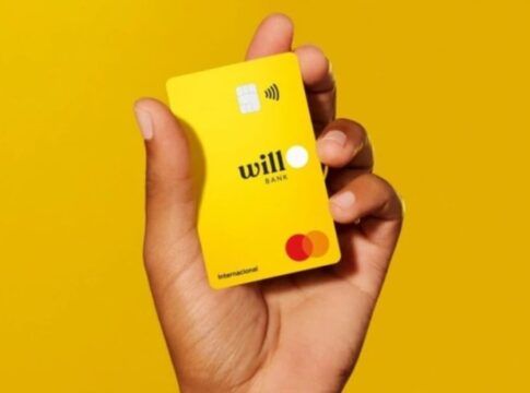 Mão segurando cartão do Will Bank