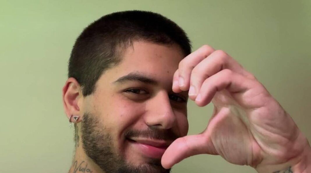 Cantor Zé Felipe posta foto com o cabelo raspado