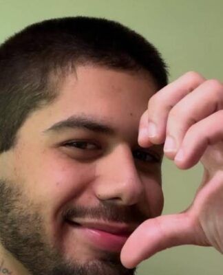 Cantor Zé Felipe posta foto com o cabelo raspado