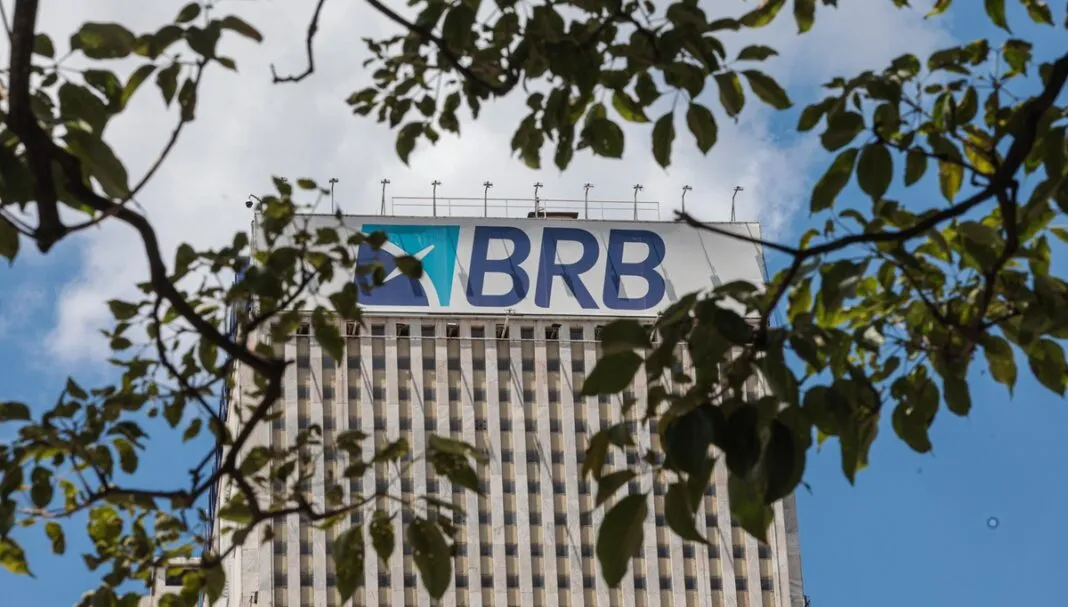 19/11/2025 – Fachada do prédio do banco de Brasília (BRB). Em março de 2025, o conselho do Banco BRB aprovou a compra de 58% do capital do Banco Master, valor estimado em R$ 2 bilhões. O acordo previa que o BRB, uma sociedade de capital e controlada majoritariamente pelo Governo do Distrito Federal (GDF)