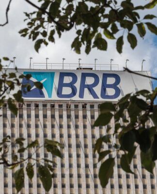 19/11/2025 – Fachada do prédio do banco de Brasília (BRB). Em março de 2025, o conselho do Banco BRB aprovou a compra de 58% do capital do Banco Master, valor estimado em R$ 2 bilhões. O acordo previa que o BRB, uma sociedade de capital e controlada majoritariamente pelo Governo do Distrito Federal (GDF)