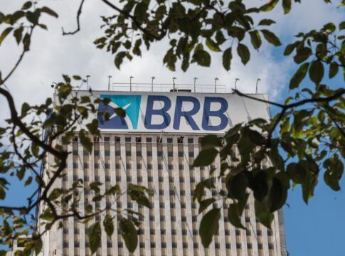 19/11/2025 – Fachada do prédio do banco de Brasília (BRB). Em março de 2025, o conselho do Banco BRB aprovou a compra de 58% do capital do Banco Master, valor estimado em R$ 2 bilhões. O acordo previa que o BRB, uma sociedade de capital e controlada majoritariamente pelo Governo do Distrito Federal (GDF)
