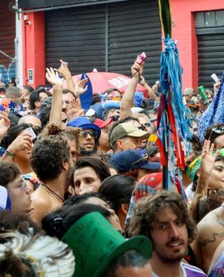 Desfile do bloco de carnaval Espetacular Charanga do França em Santa Cecília