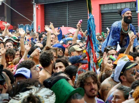 Desfile do bloco de carnaval Espetacular Charanga do França em Santa Cecília