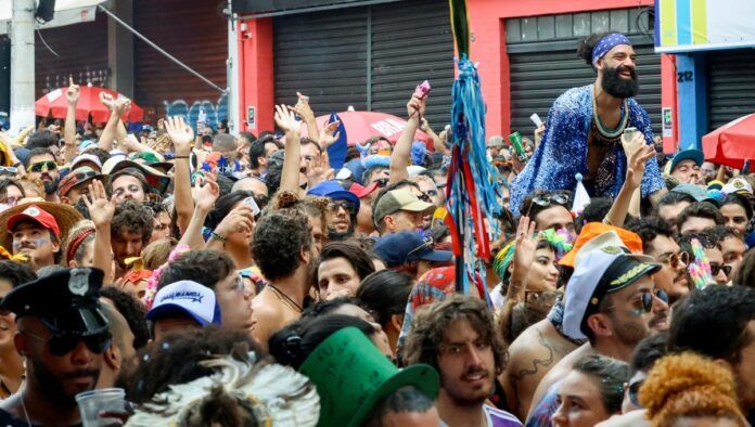 Desfile do bloco de carnaval Espetacular Charanga do França em Santa Cecília
